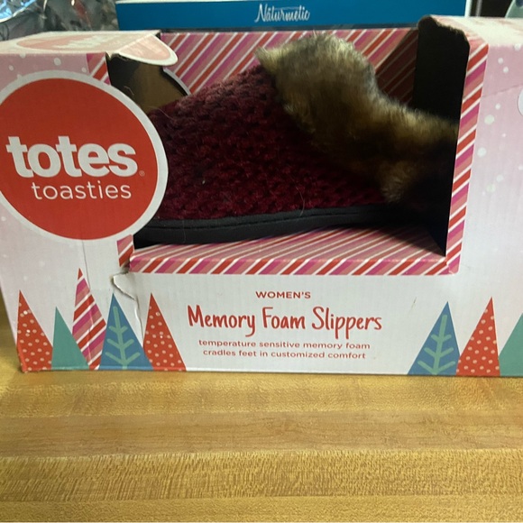 totes Shoes - Women’s slippers size 7/8